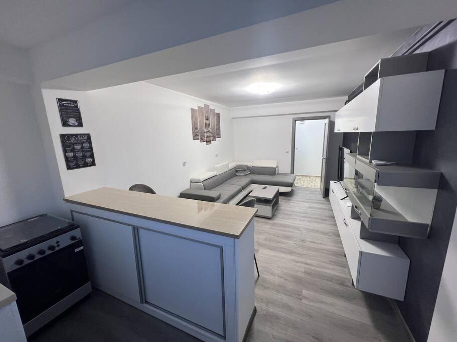 Lovely Flat With Bathtub 5 Mins From Center Κραϊόβα Εξωτερικό φωτογραφία