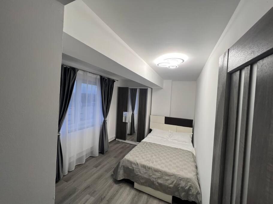 Lovely Flat With Bathtub 5 Mins From Center Κραϊόβα Εξωτερικό φωτογραφία